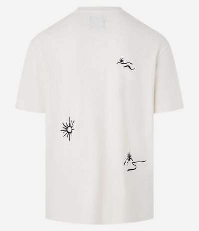 Remera Relaxed con Textura y Estampa Bordada de Cocoteros y Sol 6