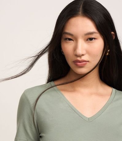 Blusa en Viscosa con Escote V y Manga Corta sin Estampa 4