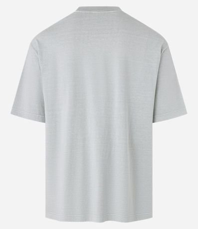 Remera Boxy en Media Malla Desteñida con Cuello Alto 5