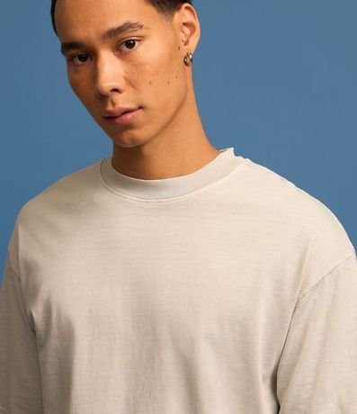 Remera Boxy en Media Malla Desteñida con Cuello Alto 3