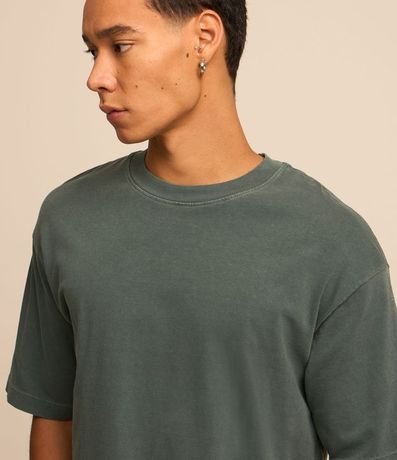 Remera Boxy en Media Malla Desteñida con Cuello Alto 3