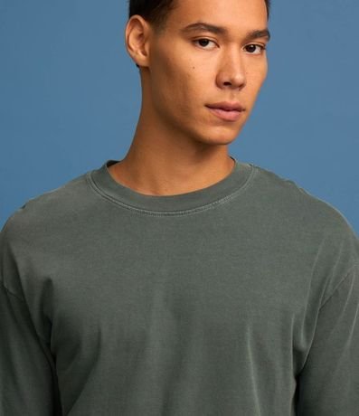 Remera Boxy en Media Malla Desteñida con Cuello Alto 5