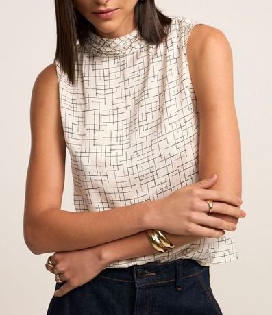 Blusa Satinada con Cuello Alto Drapeado y Estampado Geométrico 3