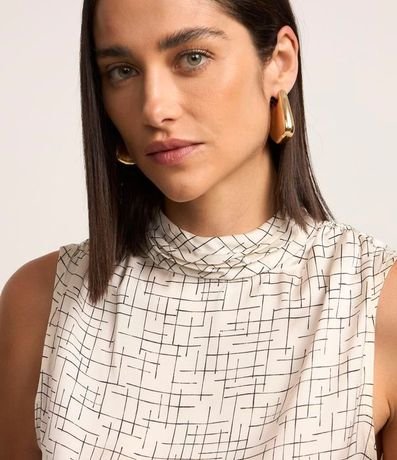 Blusa Satinada con Cuello Alto Drapeado y Estampado Geométrico 5