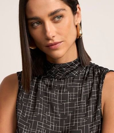Blusa Satinada con Cuello Alto Drapeado y Estampado Geométrico 5