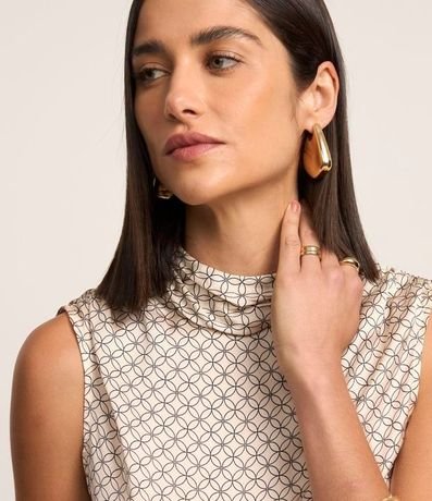 Blusa Satinada con Cuello Drapeado y Estampa Geométrica 3