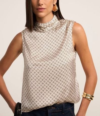 Blusa Satinada con Cuello Drapeado y Estampa Geométrica 4