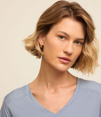 Remera Deportiva en Microfibra Escote V 3