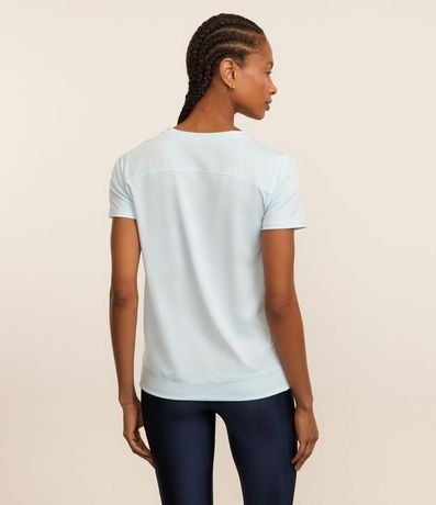 Remera Deportiva en Microfibra Escote V 3