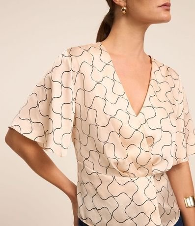 Blusa Satinada con Escote V Traspasado y Estampa Geométrico 4