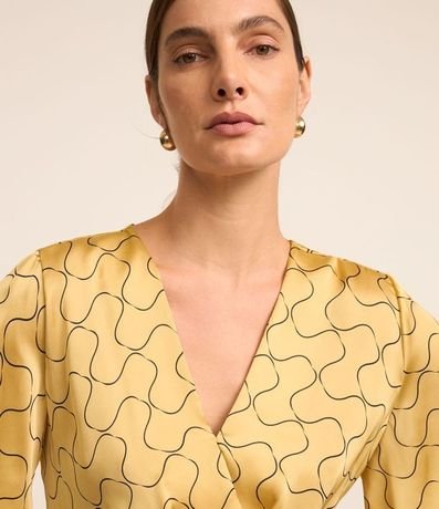 Blusa Satinada con Escote V Traspasado y Estampa Geométrico 4