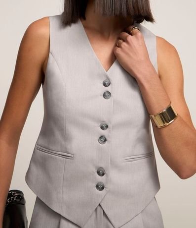 Chaleco en Sastrería con Escote V y Botones Duplos 4