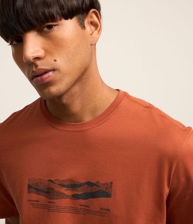 Remera Comfort en Algodón Peruano con Estampa de Montaña