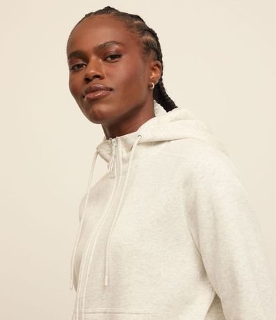 Campera Deportiva en Mix de Tejidos con Capucha y Bolsillos 4