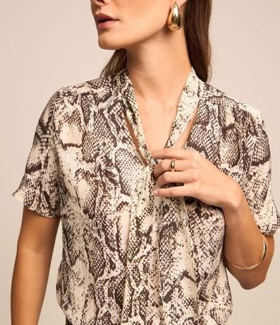 Blusa en Chiffon con Cuello Lazo y Estampa de Serpiente 4