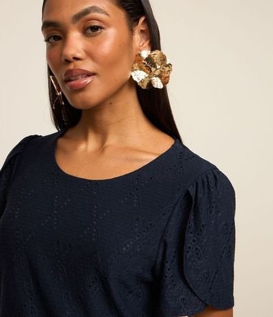 Blusa en Laise con Manga Abullonada y Detalle Sobrepuesto 3