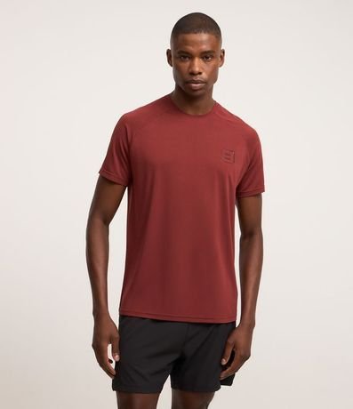 Remera Deportiva en Tecnologia Dry con Textura y Estampa Lettering Reflectivo