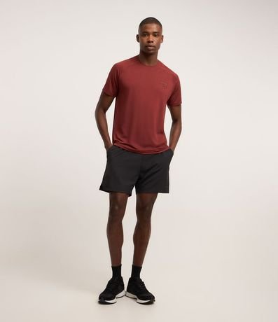 Remera Deportiva en Tecnologia Dry con Textura y Estampa Lettering Reflectivo 2