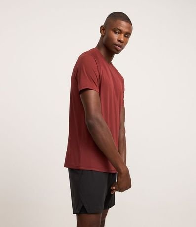 Remera Deportiva en Tecnologia Dry con Textura y Estampa Lettering Reflectivo 4