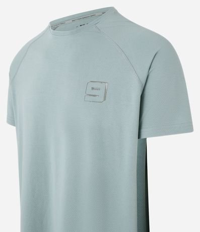 Remera Deportiva en Tecnologia Dry con Textura y Estampa Lettering Reflectivo 6