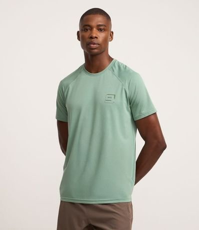 Remera Deportiva en Tecnologia Dry con Textura y Estampa Lettering Reflectivo