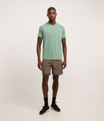 Remera Deportiva en Tecnologia Dry con Textura y Estampa Lettering Reflectivo 2