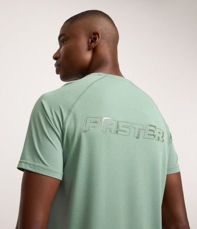Remera Deportiva en Tecnologia Dry con Textura y Estampa Lettering Reflectivo 3