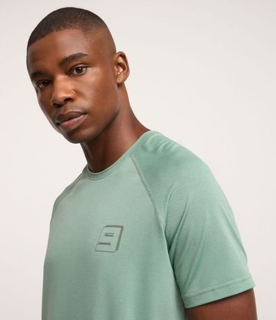 Remera Deportiva en Tecnologia Dry con Textura y Estampa Lettering Reflectivo 4