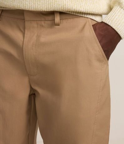 Pantalón en Sarga con Detalle en Recortes y Bolsillos 2