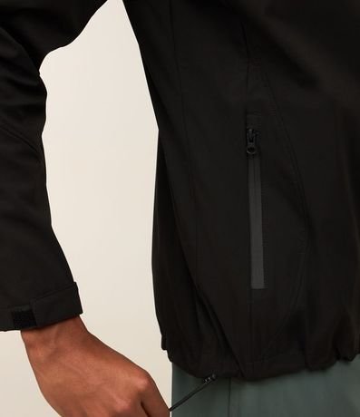 Campera Deportiva Resistente a Agua y con Capucha 4