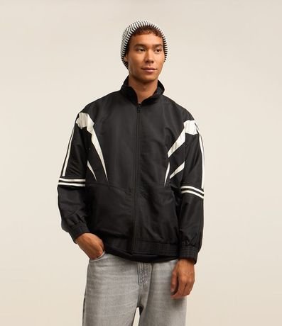 Campera Corta Vento con Cuello Alto y Recortes Contrastantes