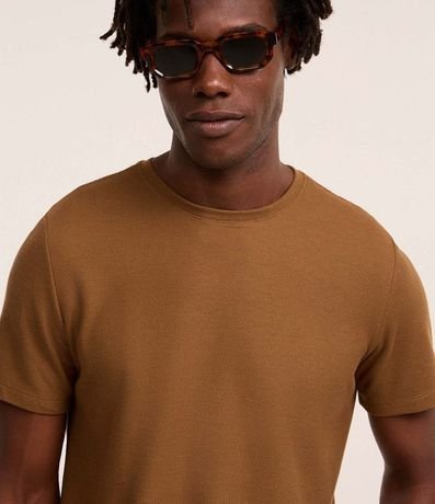 Remera Regular con Textura Colmena 4