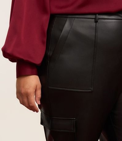 Pantalón Recto en Material Sintético con Bolsillo Cargo Curve & Plus Size 4
