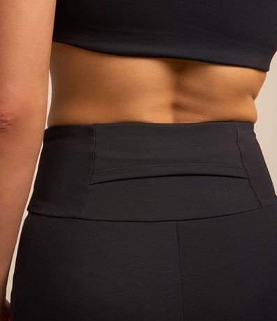 Bermuda Deportiva con Detalles en Recorte Lateral 5