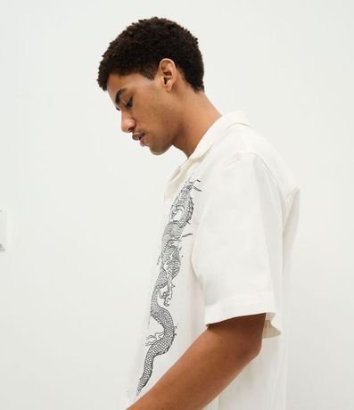 Camisa Boxy en Sarga con Estampa de Dragones 3