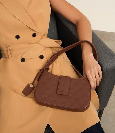 Bolsillo Baguette Pequena con Textura en Relieve y Detalle de Colgante 8