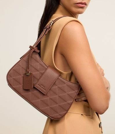 Bolsillo Baguette Pequena con Textura en Relieve y Detalle de Colgante