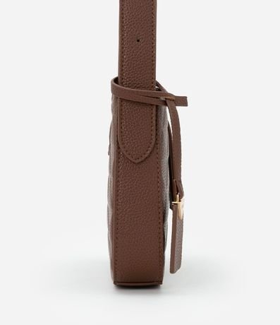 Bolsillo Baguette Pequena con Textura en Relieve y Detalle de Colgante 3