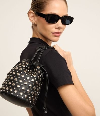 Bolsa Bucket Pequeña con Tachuelas y Forro en PU