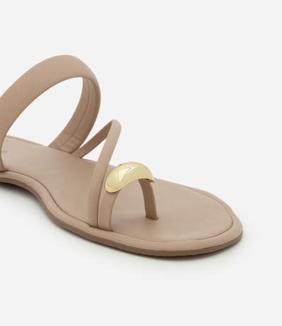 Sandalia Plana en PU con Detalle de Metal 4