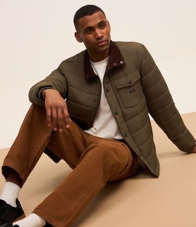 Campera Puffer con Cuello Alto Aterciopelada y Bolsillo Cargo 4