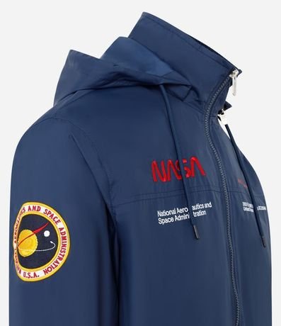 Campera Rompevientos con Capucha y Estampado Nasa 9