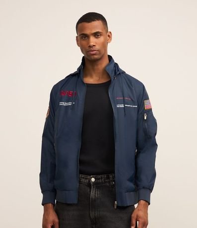 Campera Rompevientos con Capucha y Estampado Nasa