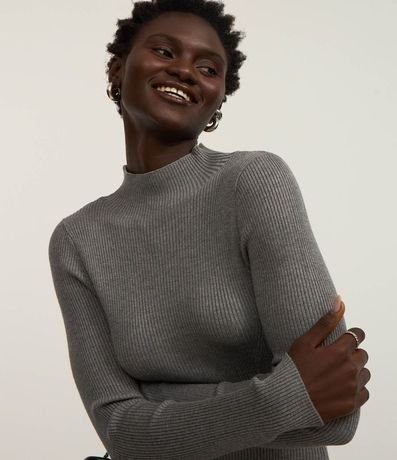 Vestido Evasê corto en Punto Canelado con Cuello Alto 4