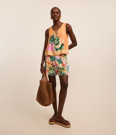 Short Corto en Twill con Estampa de Follajes
