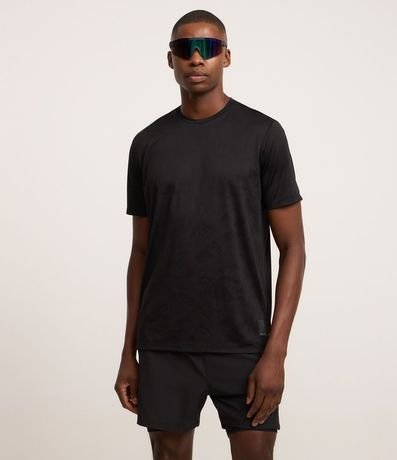 Remera Deportiva con Tecnologia Dry y Estampa Jacquard