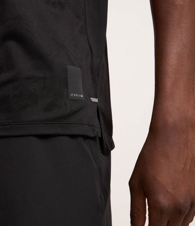 Remera Deportiva con Tecnologia Dry y Estampa Jacquard 3