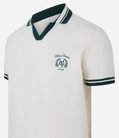 Remera Polo Comfort con Detalles Contrastantes y Estampa de Escudo 5
