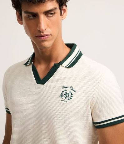 Remera Polo Comfort con Detalles Contrastantes y Estampa de Escudo 3