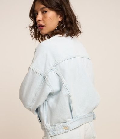 Campera Trucker en Jeans con Cuello Alto y Bolsillos 3